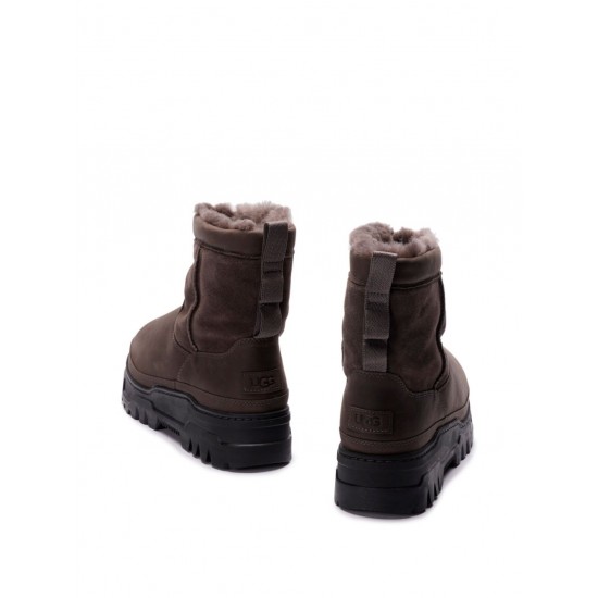 UGG logo-patch slip-on boots
